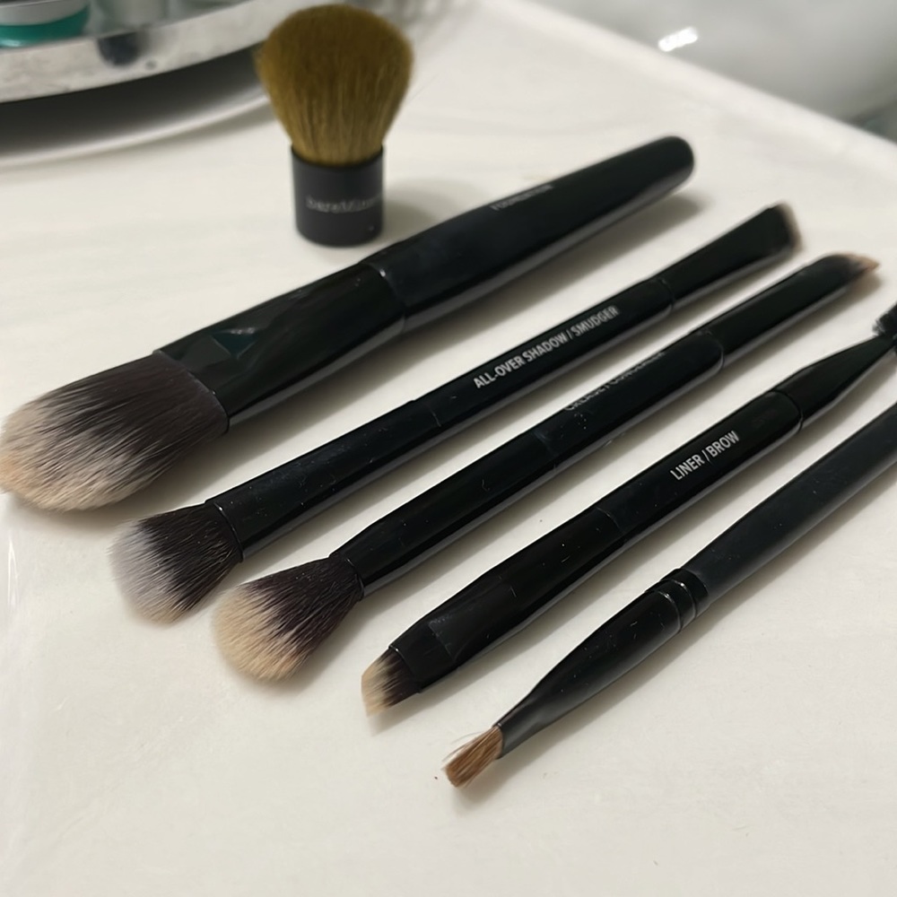 Various Makeup Brushes - Picture 3 of 3